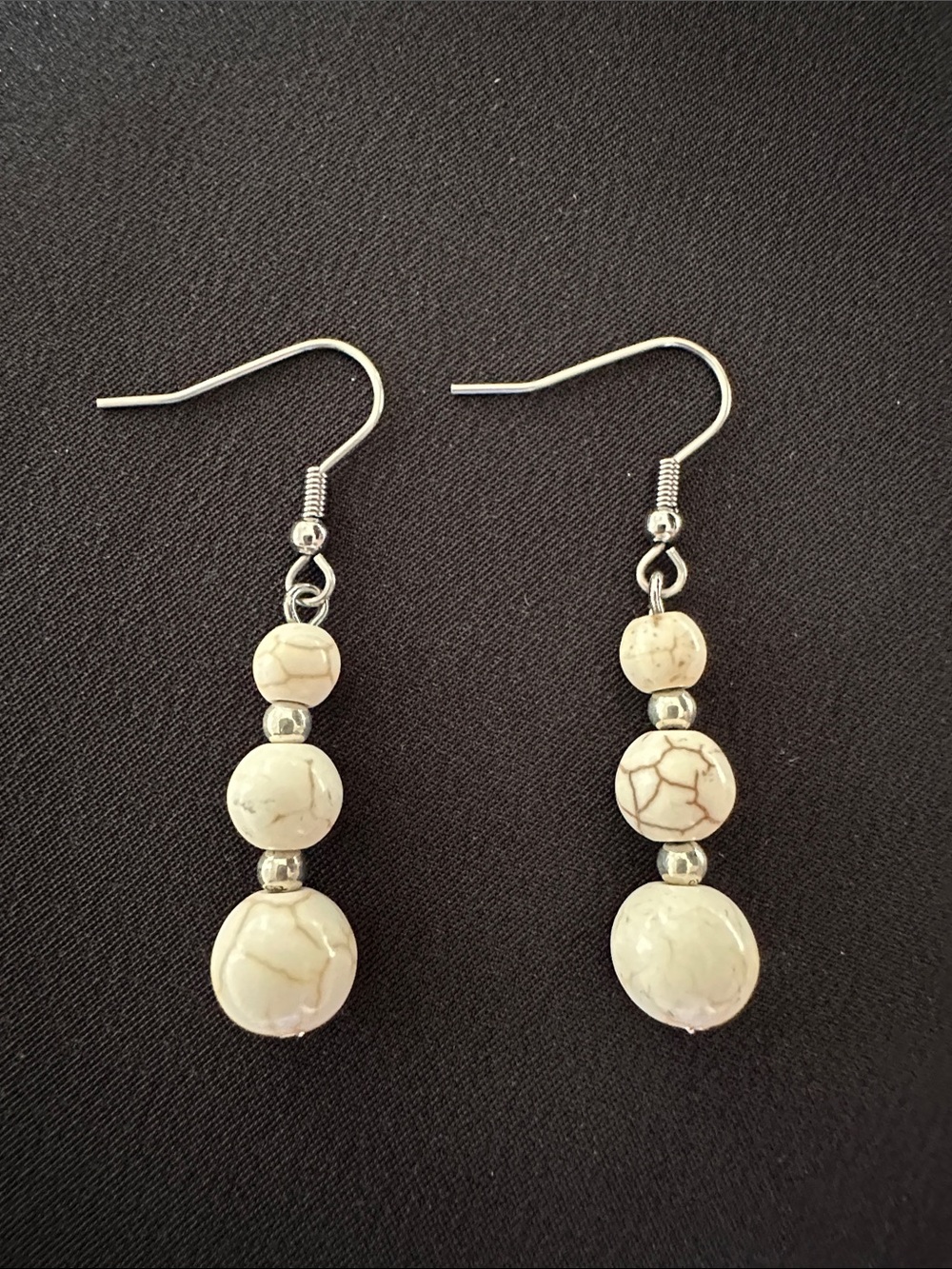 Howlite EUC gemstone necklace & earring set. Genuine gemstone in silvertone - Picture 5 of 5